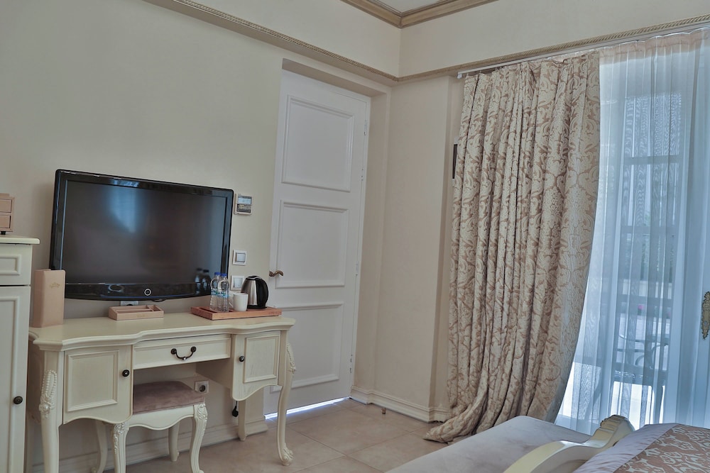 Elegance East Hotel Boutique Class 61/70