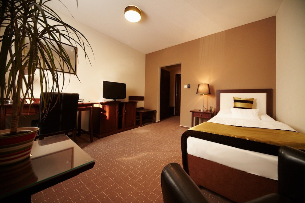 Bristol Hotel 8/52