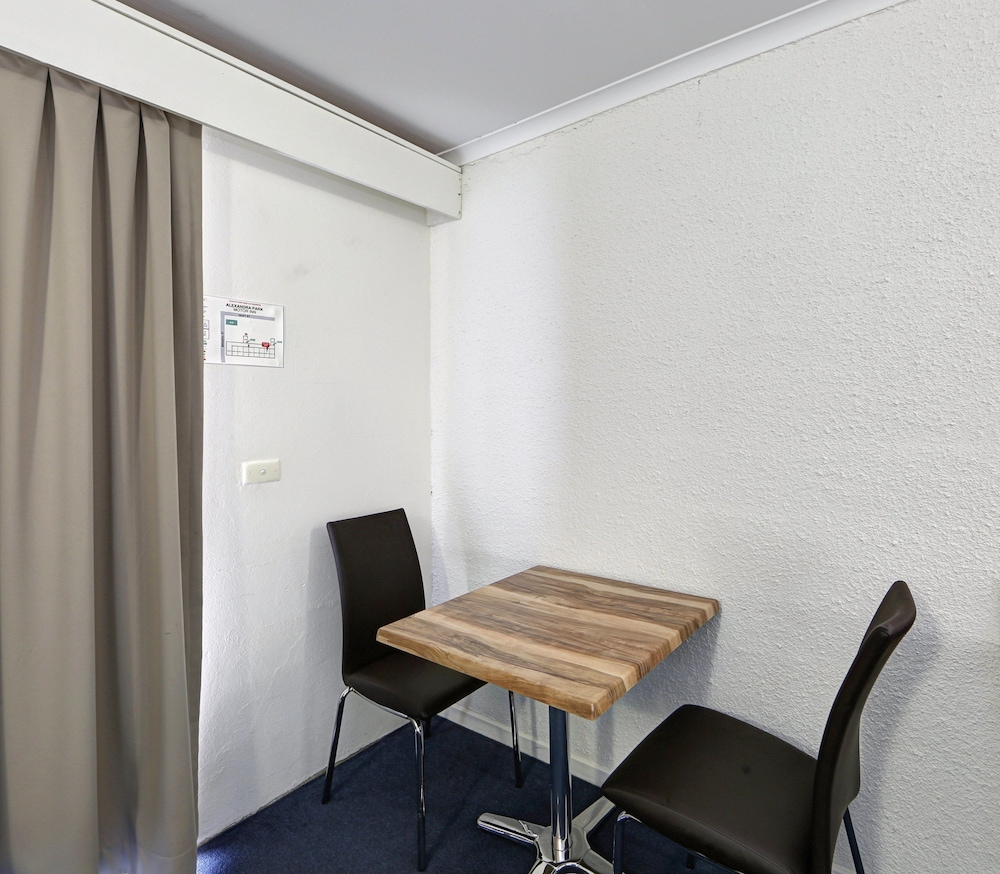ALEXANDRA PARK MOTOR INN 43/65