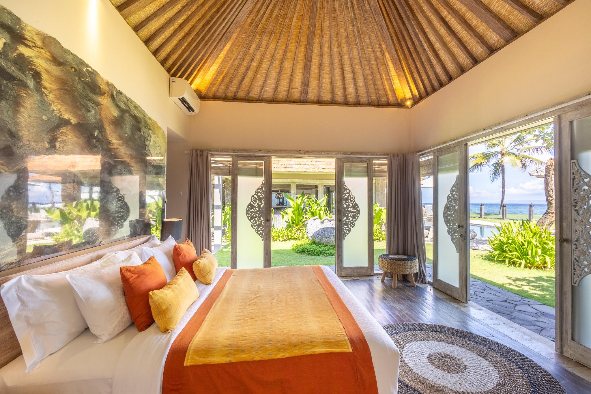 4 BEDROOMS, VILLA, BEACH FRONT, WITH POOL
