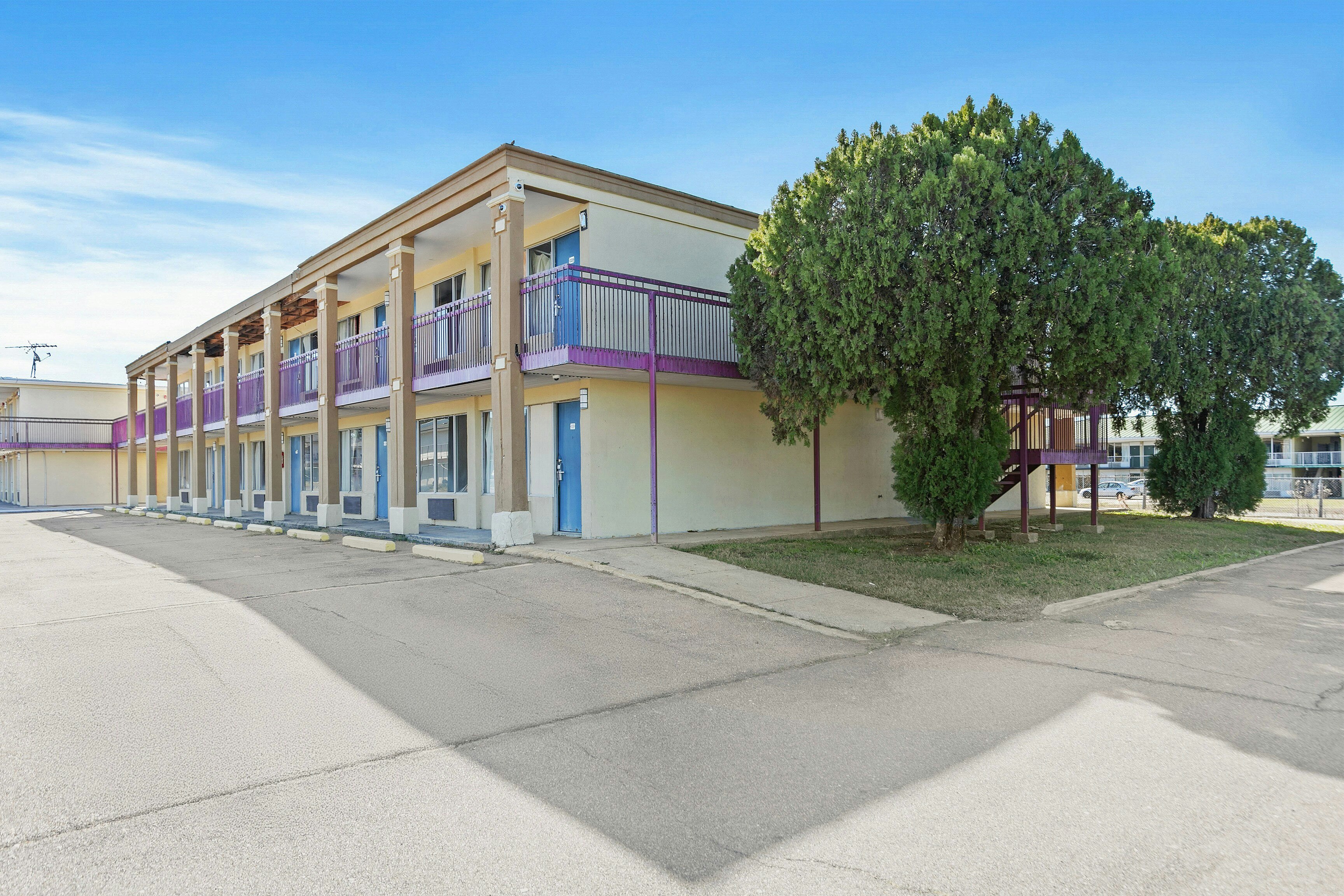 Luxury Inn By Hotel O Hattiesburg, MS 42/50