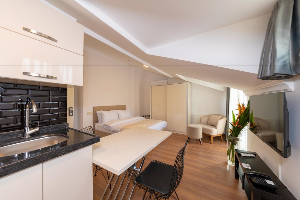 Joy Suites Hotel 31/69
