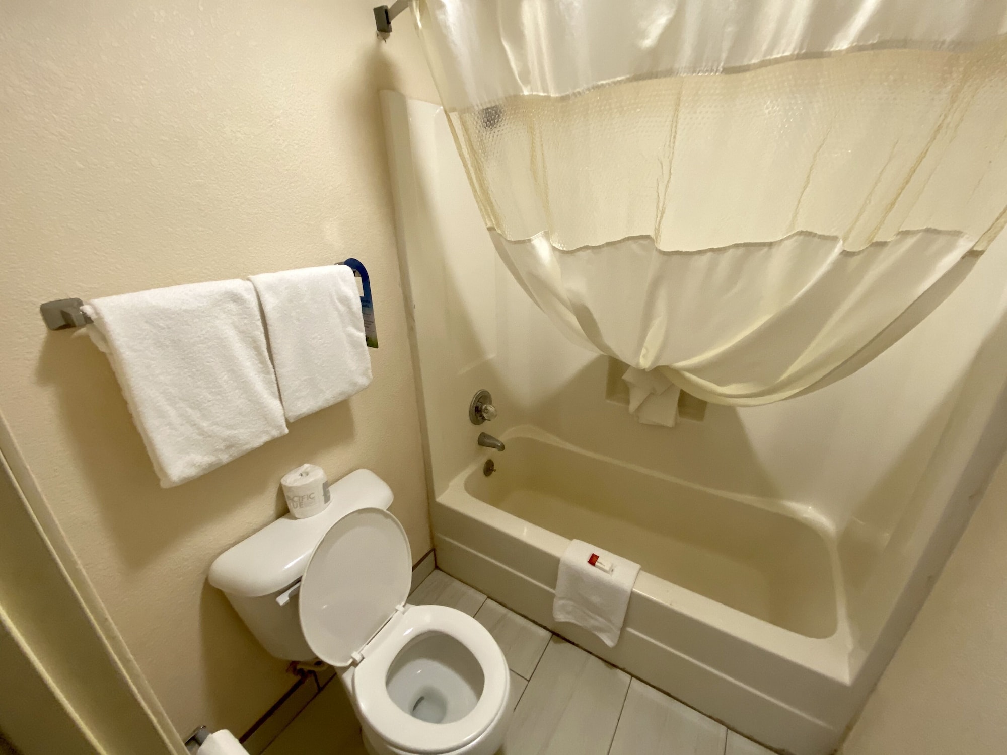 غرفة قياسية بسرير كينج، Days Inn by Wyndham Morehead 5/6