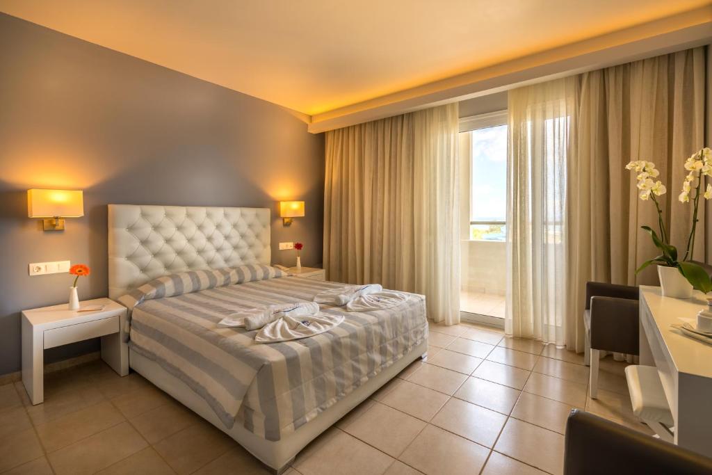 Superior, Double Bed, Lateral Side Sea View