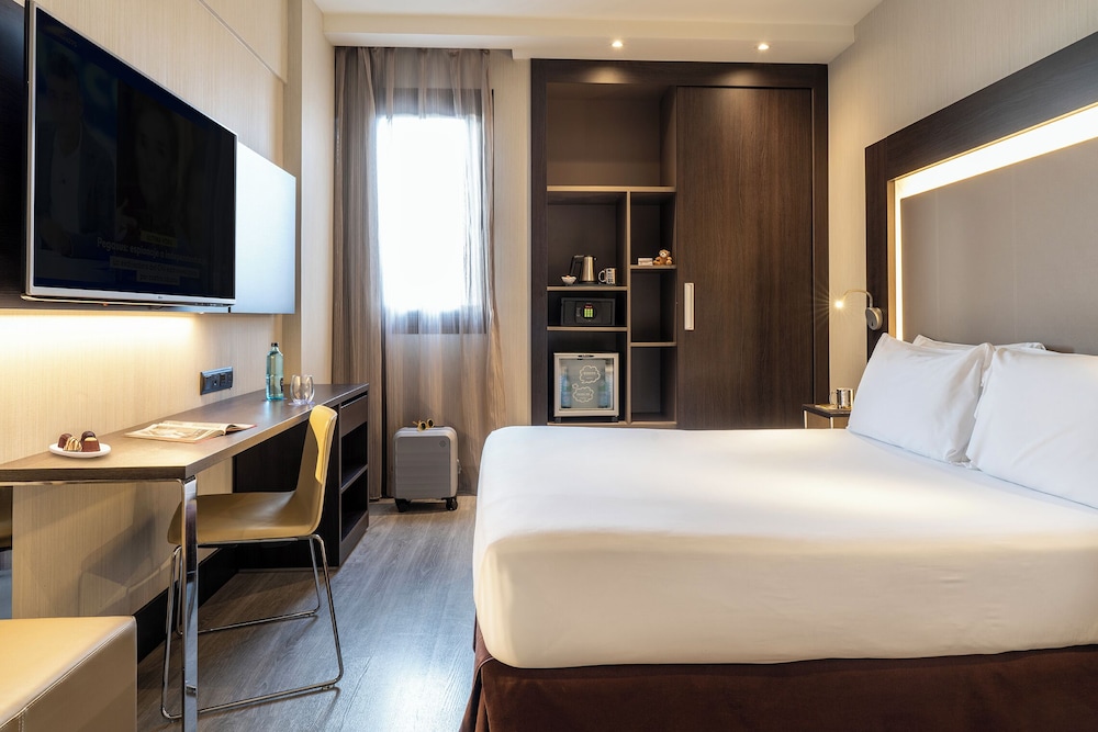 STANDARD, QUEEN BED