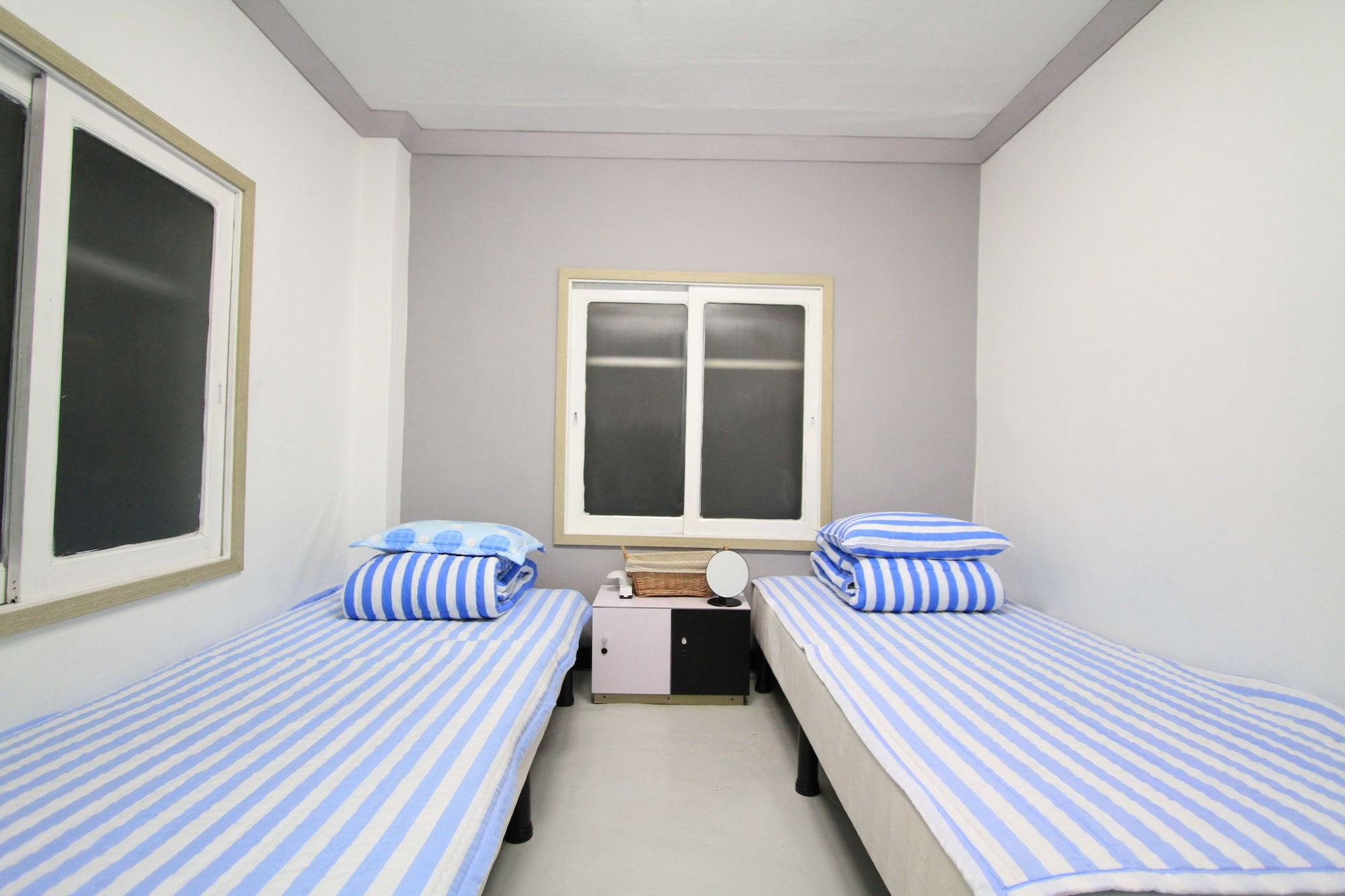 ROOM, TWIN BEDS
