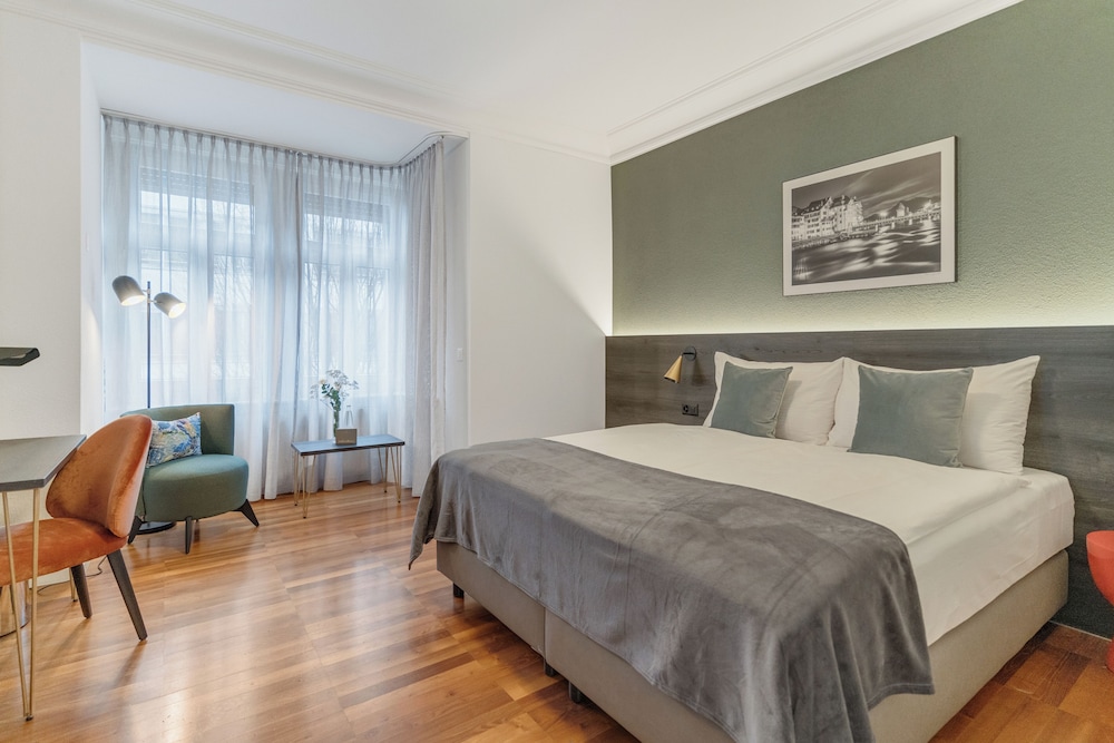 ROOM, TRIPLE