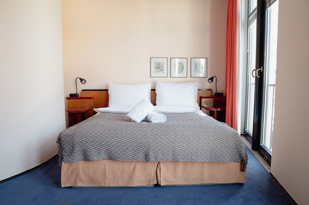 ROOM, DOUBLE BED