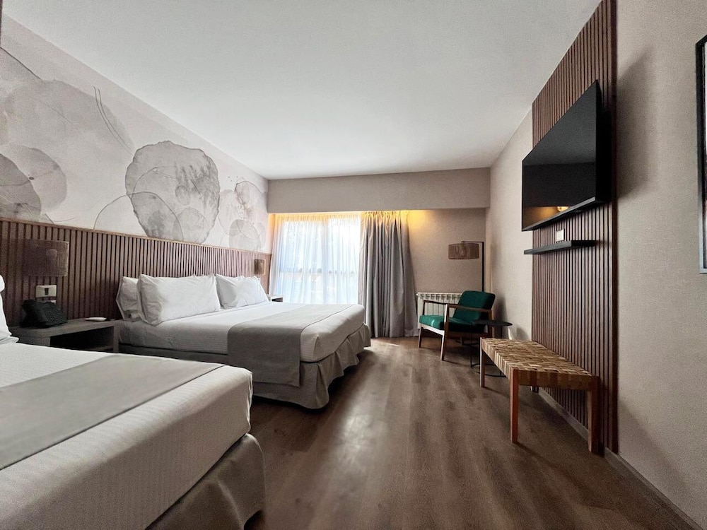 Cerro Calafate Hotel 9/30