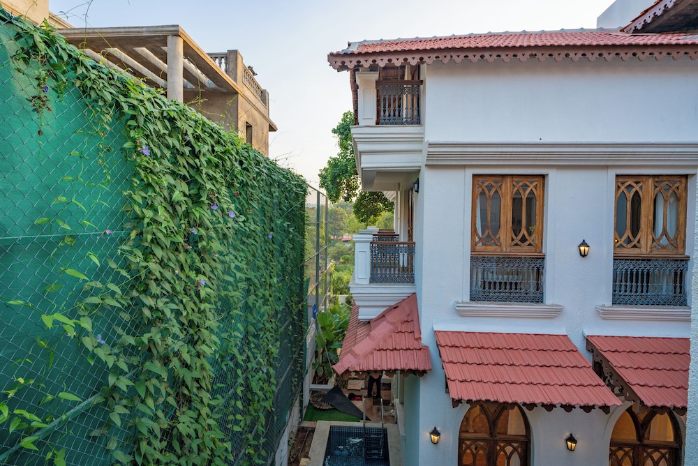 ELIVAAS 4 BHK with Pvt Pool and Media Room Samukha 52/55