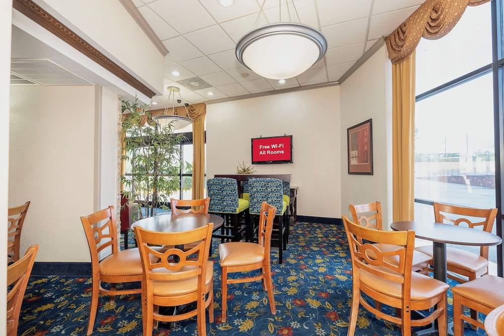Red Roof Inn and Suites Macon 53/71