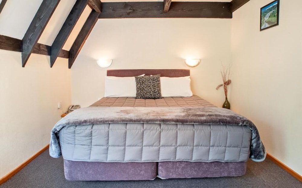 1 Bedroom, Upstairs, Spa, 1 Queen and 1 Single Bed