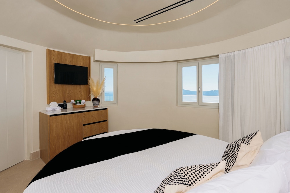Mini, Suite, Quadruple, Queen Bed, Caldera View, Sofa, Plunge Pool، Rocabella Deluxe Suites And Spa 7/10