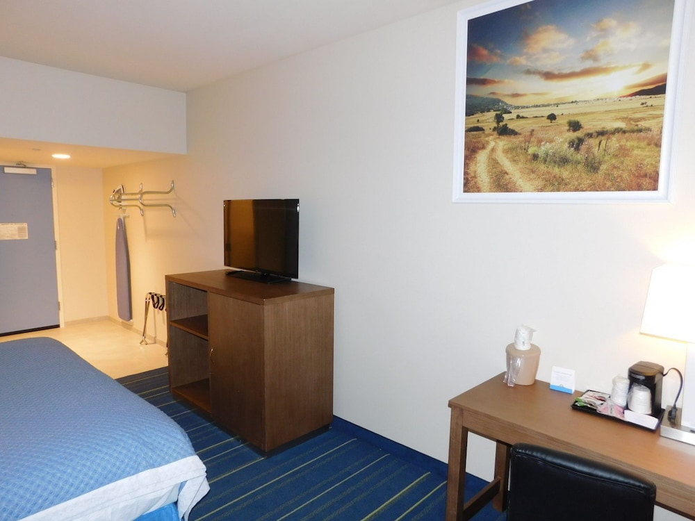 Days Inn & Suites by Wyndham Kearney 27/61