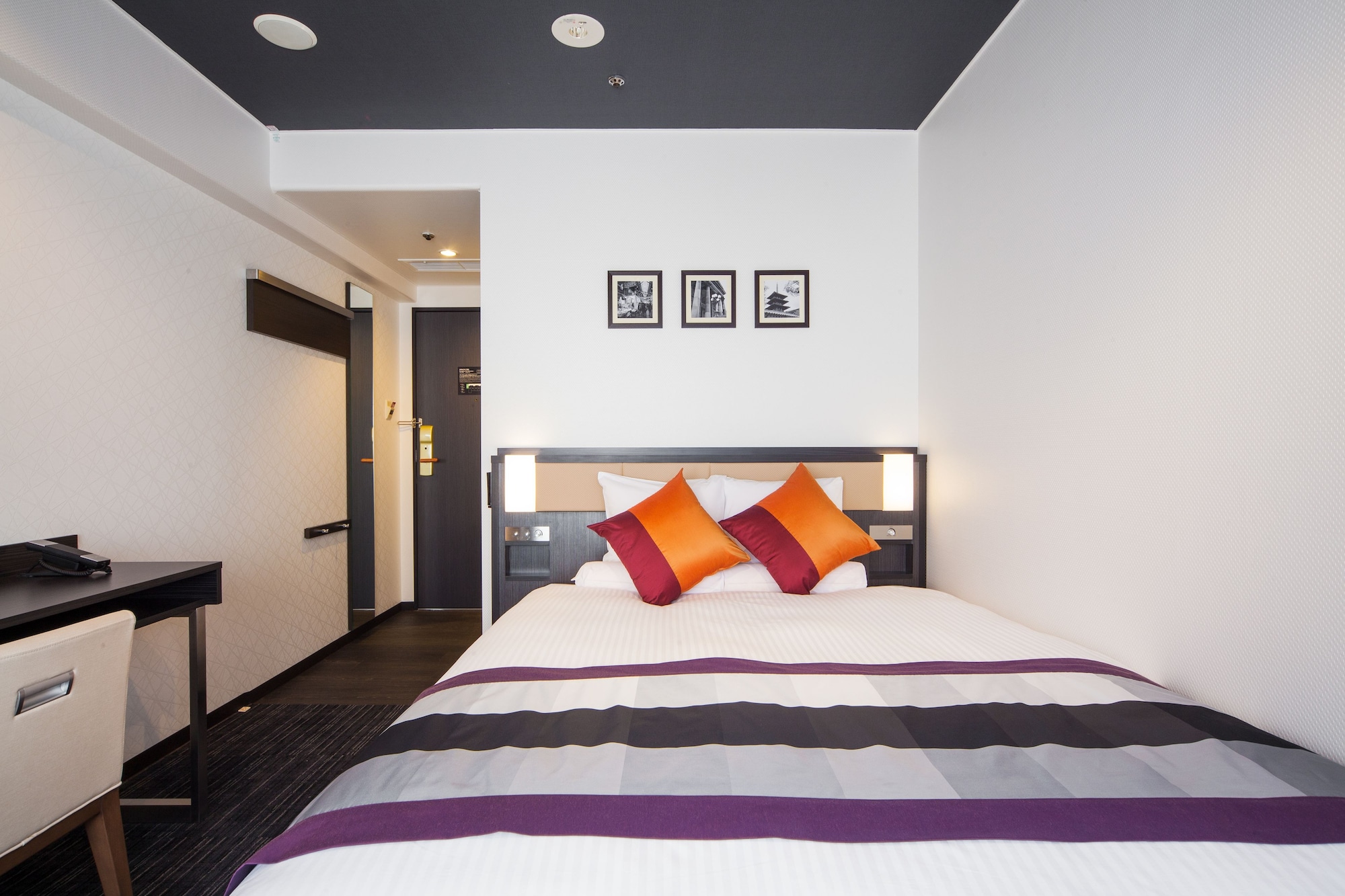 SUPERIOR, QUEEN BED