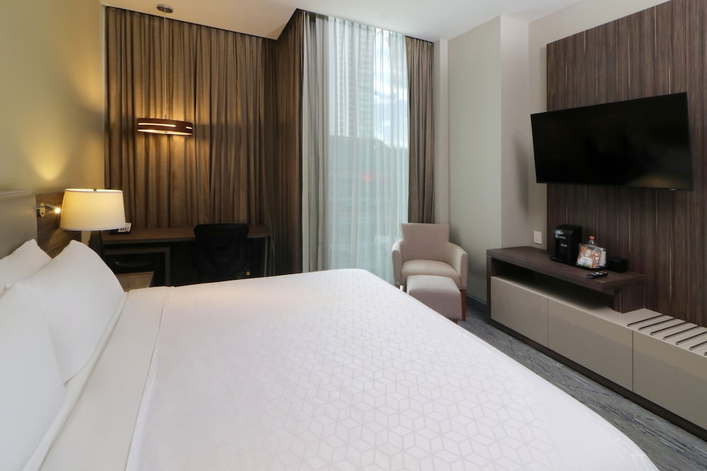 Standard, King Bed, Extra Floor Space, Holiday Inn Express Suites Monterrey Valle 7/10