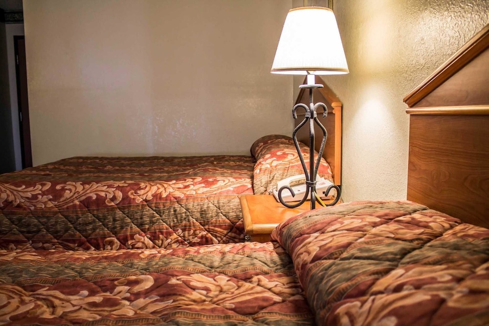 Econo Lodge Akron Copley Northwest 25/34