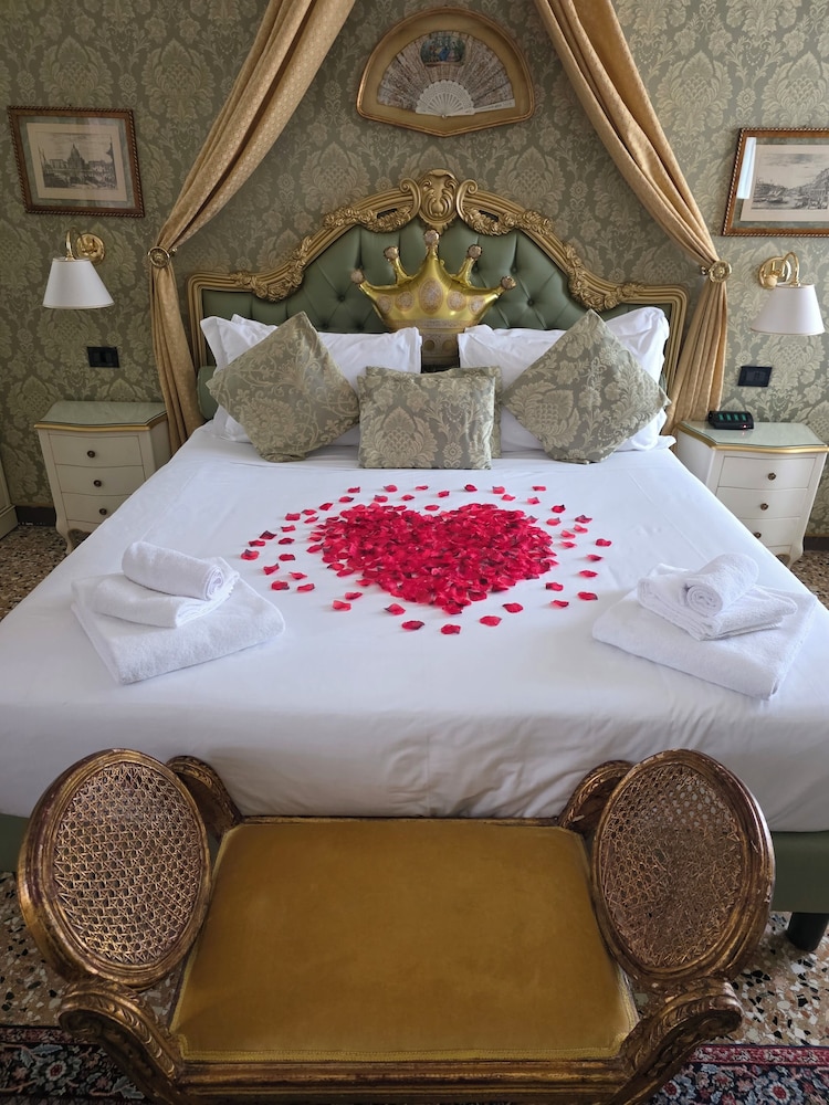 Friendly Venice Suites 12/48