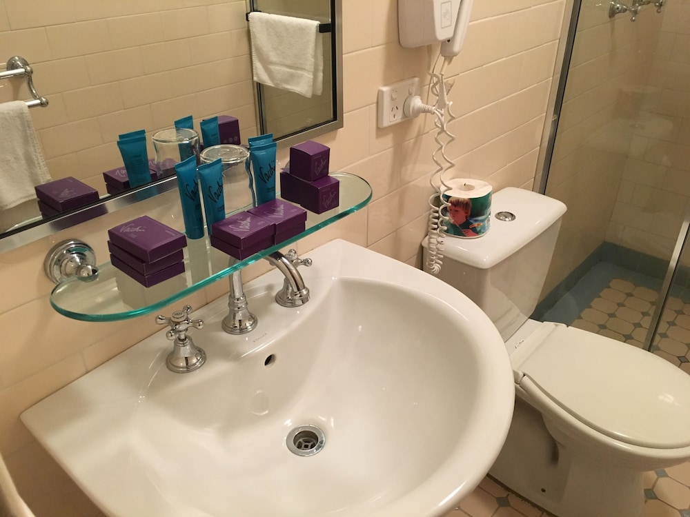 AVONMORE ON THE PARK BOUTIQUE HOTEL 38/39