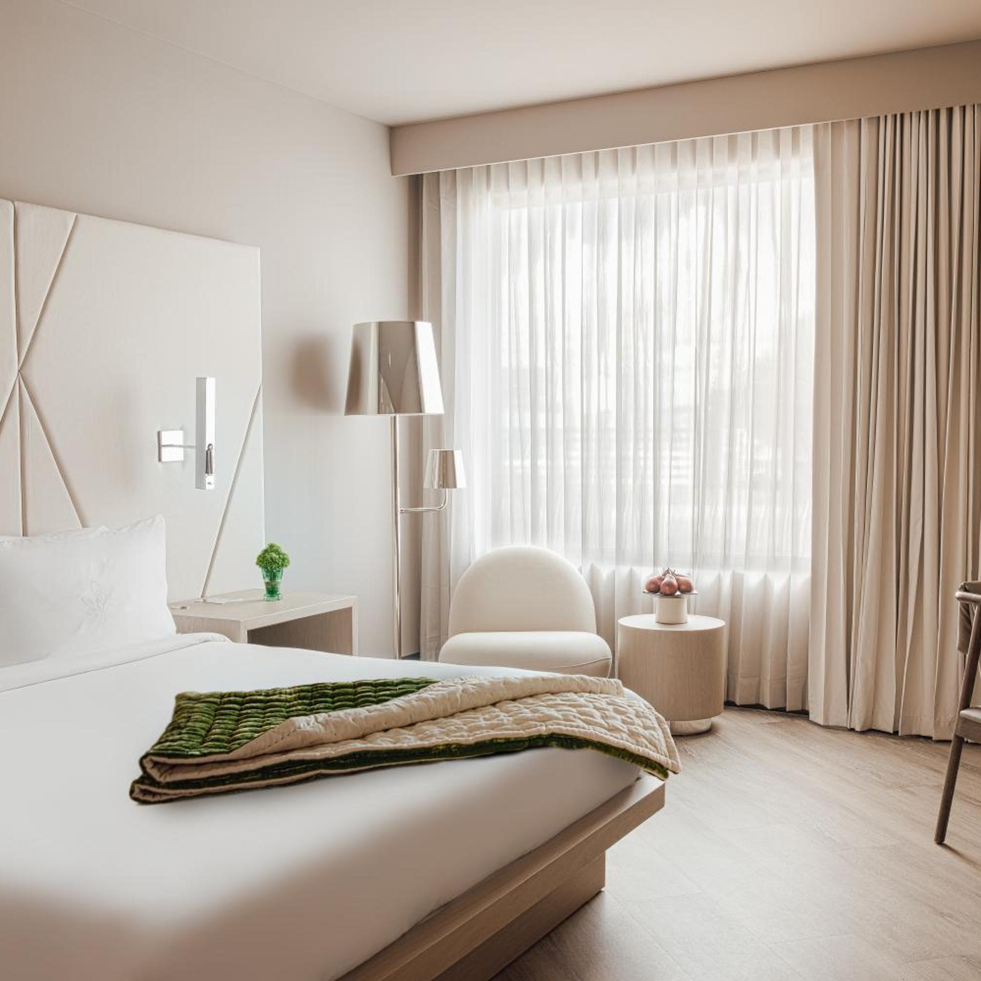 Wellness, Suite, King Bed 2/5