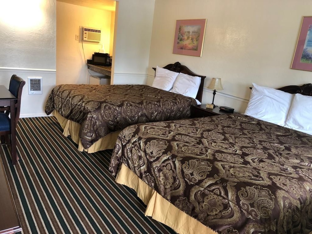Monterey Pines Inn 24/42