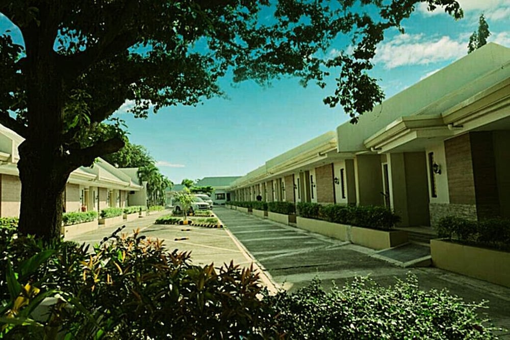 S&M Hotel 8/38