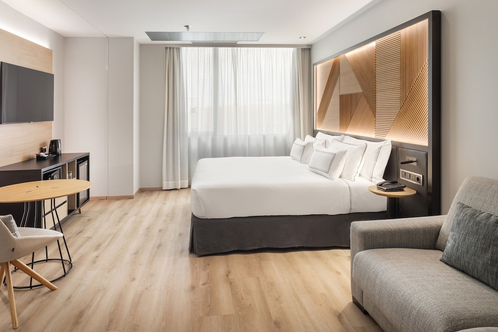 PREMIUM, QUEEN BED