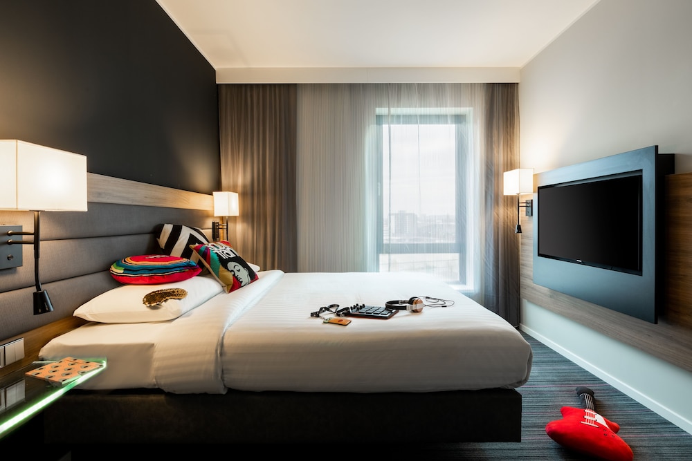 MOXY LONDON HEATHROW AIRPORT 17/39