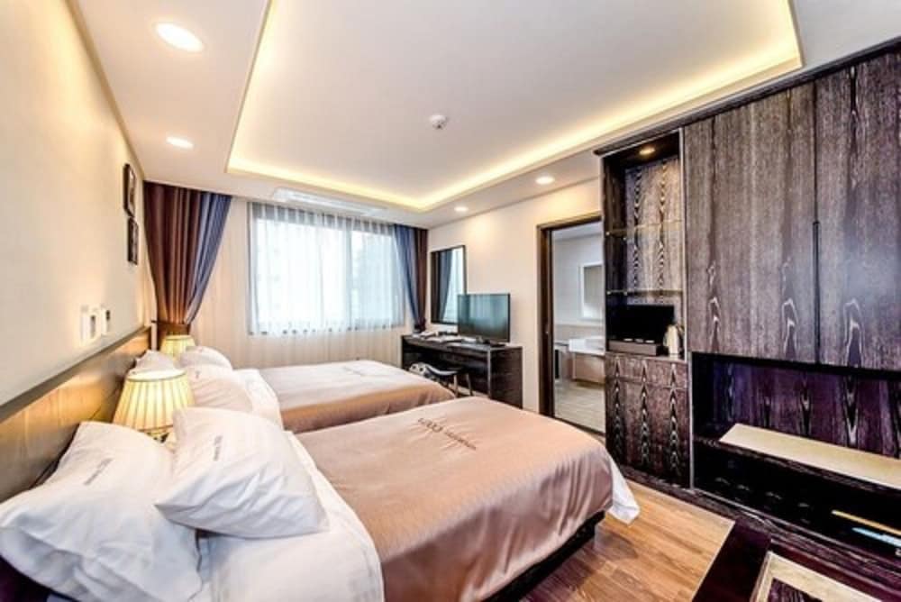 SEAWATER, SPA, 1 DOUBLE AND 1 SINGLE BED, MOUNTAIN VIEW