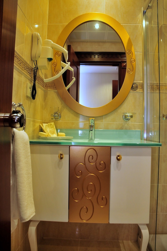 The Magnaura Palace Hotel 77/87