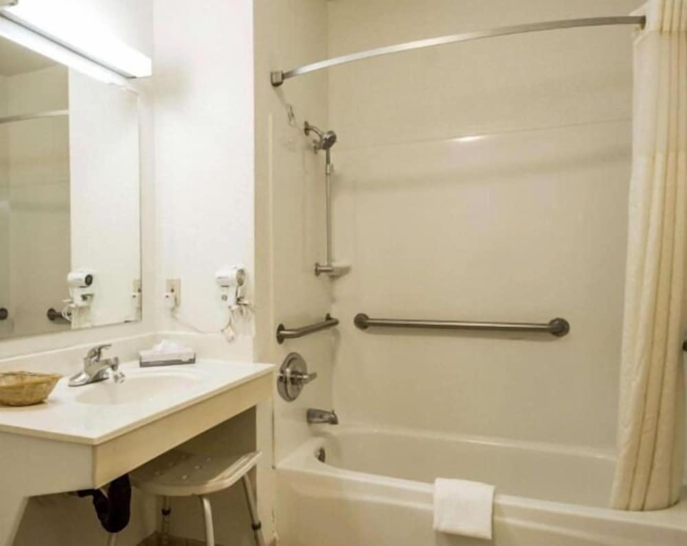 غرفة بسريرين مزدوجين لذوي الإعاقة، Rodeway Inn Watsonville 2/2