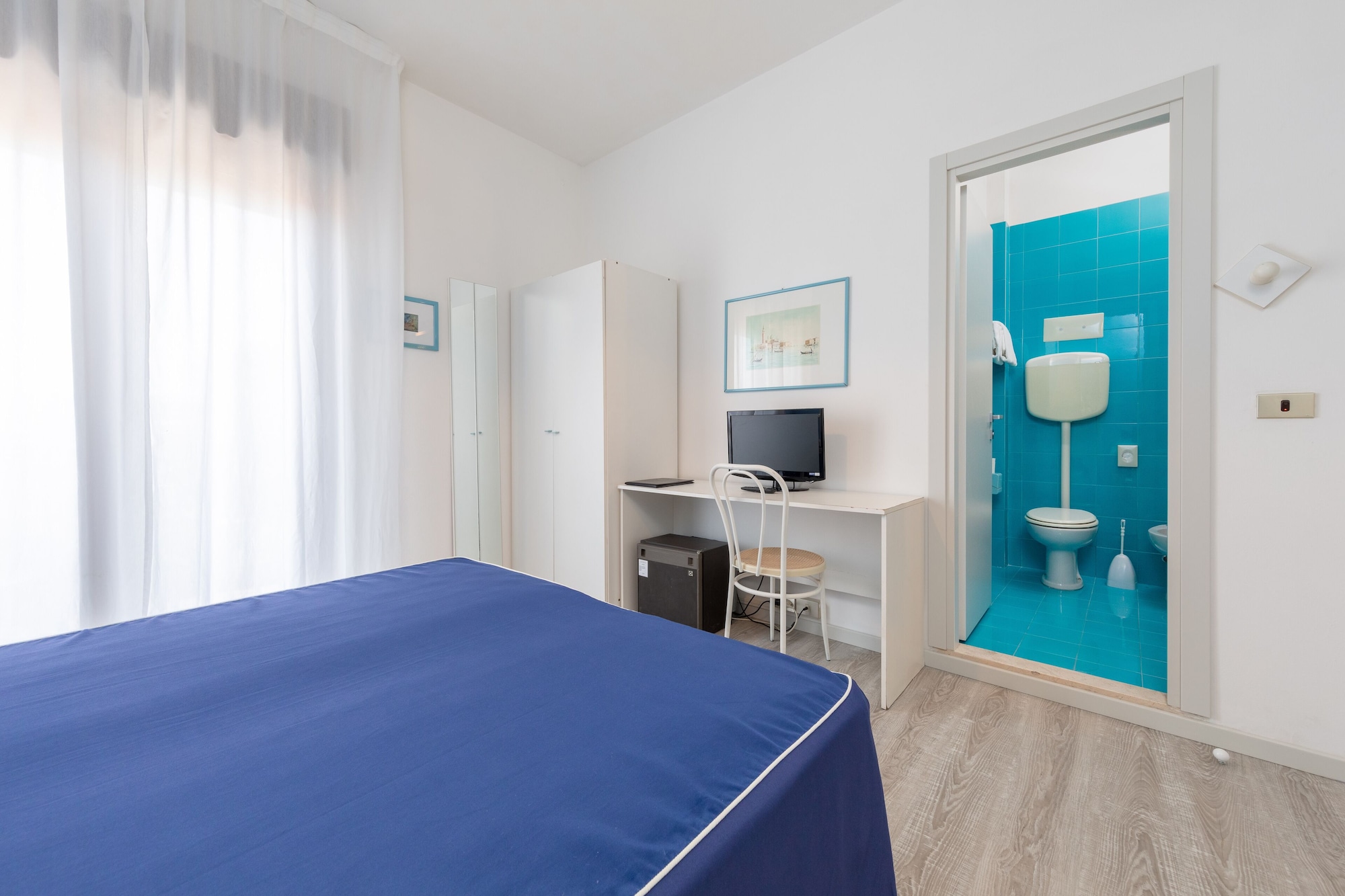STANDARD, DOUBLE BED, PARTIAL SEA VIEW