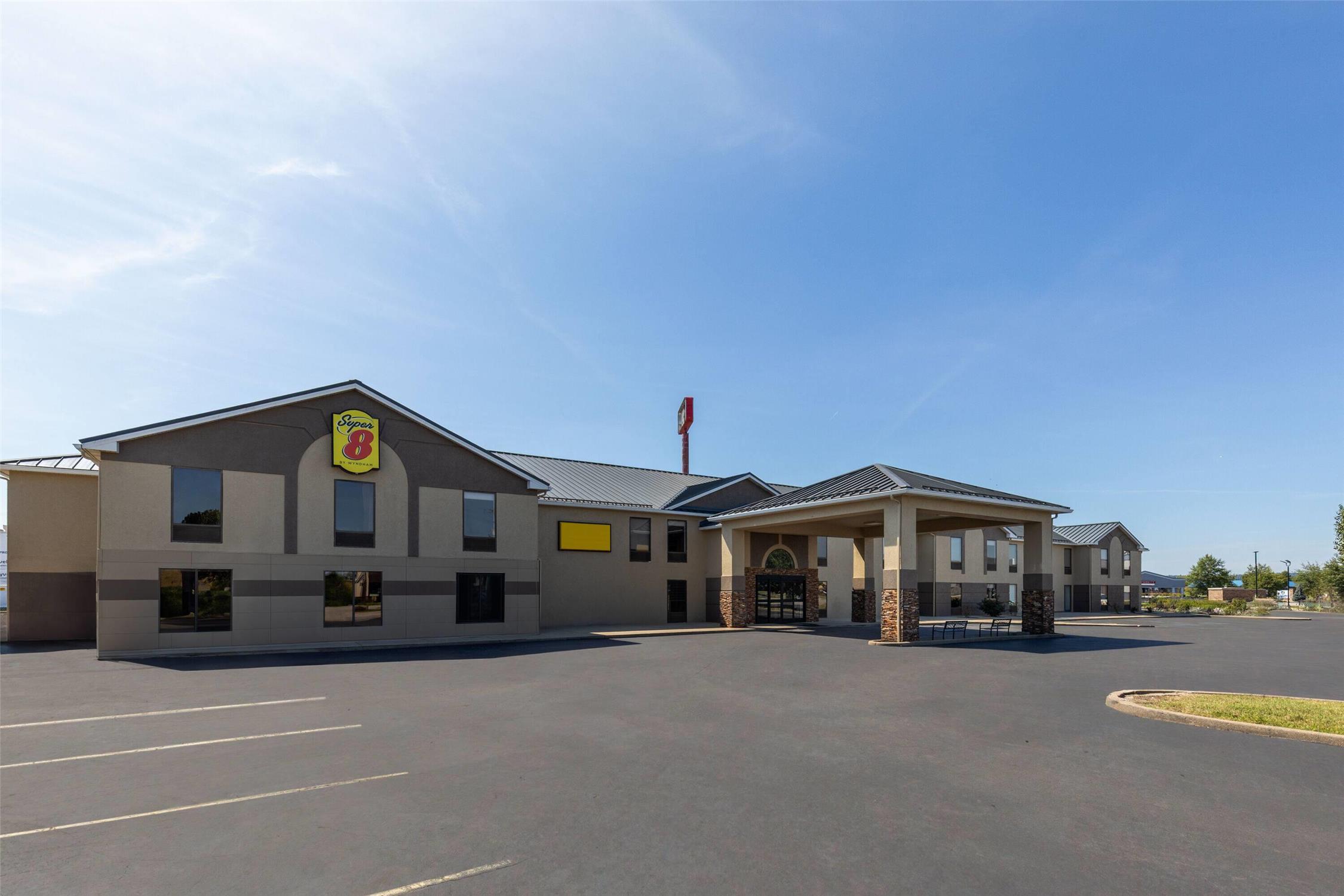 Super 8 by Wyndham Shepherdsville / Louisville South I65 4/32