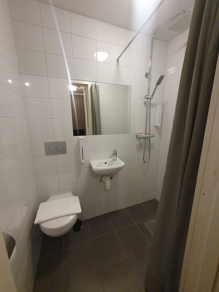 ROOM, SINGLE, NO WINDOW