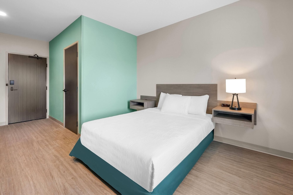 ECHO Suites Extended Stay by Wyndham Colorado Springs Airpt 22/55