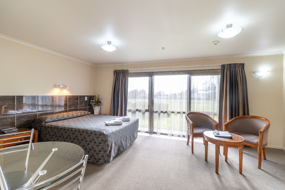 Admirals Motor Inn 17/77