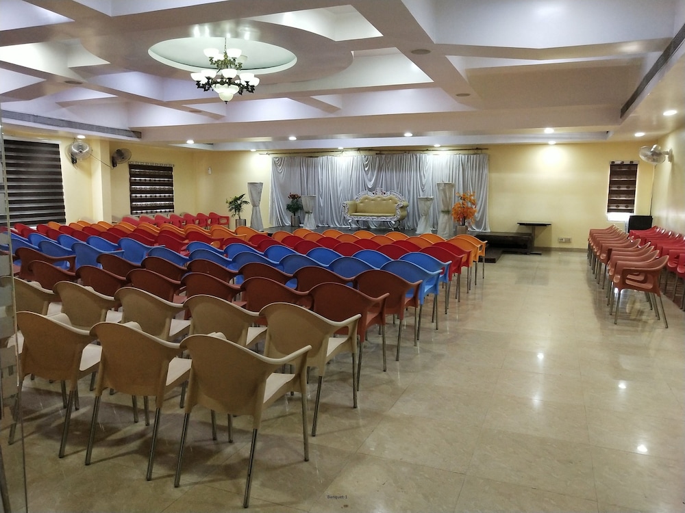 Hotel Abi Krishna 33/40