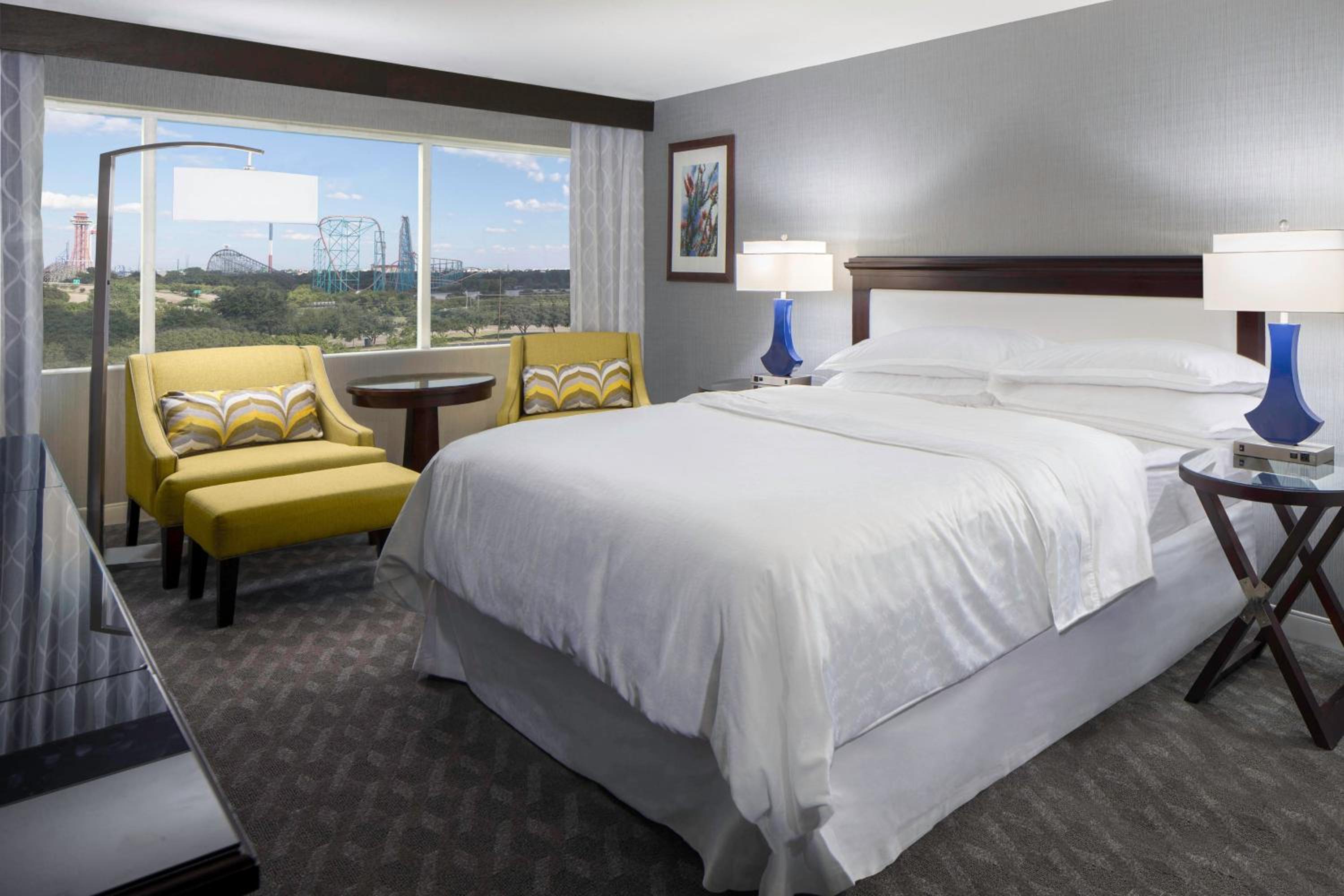 Guest Room, King Bed, Club Floor