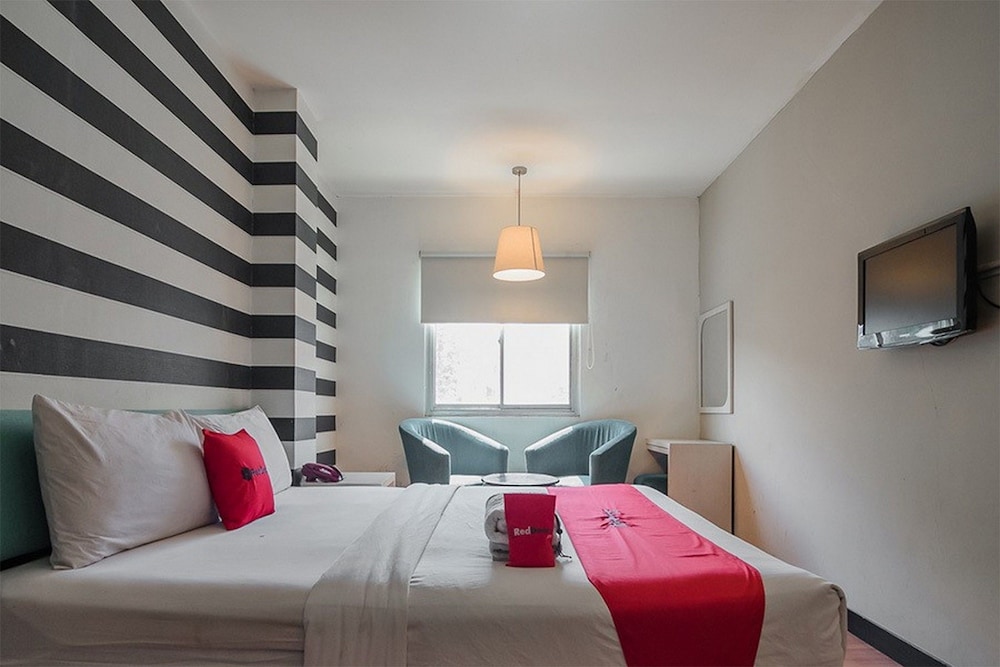 RedDoorz Plus near Mangga Besar Station 2 6/15