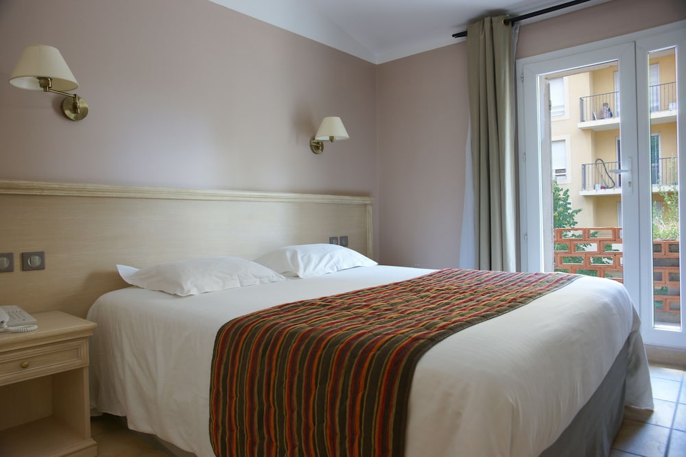 Hotel Artea 8/28