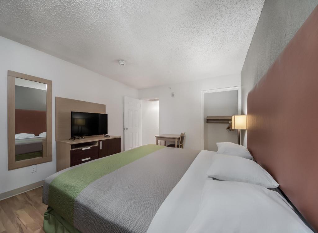 Room, King Bed, Kitchen