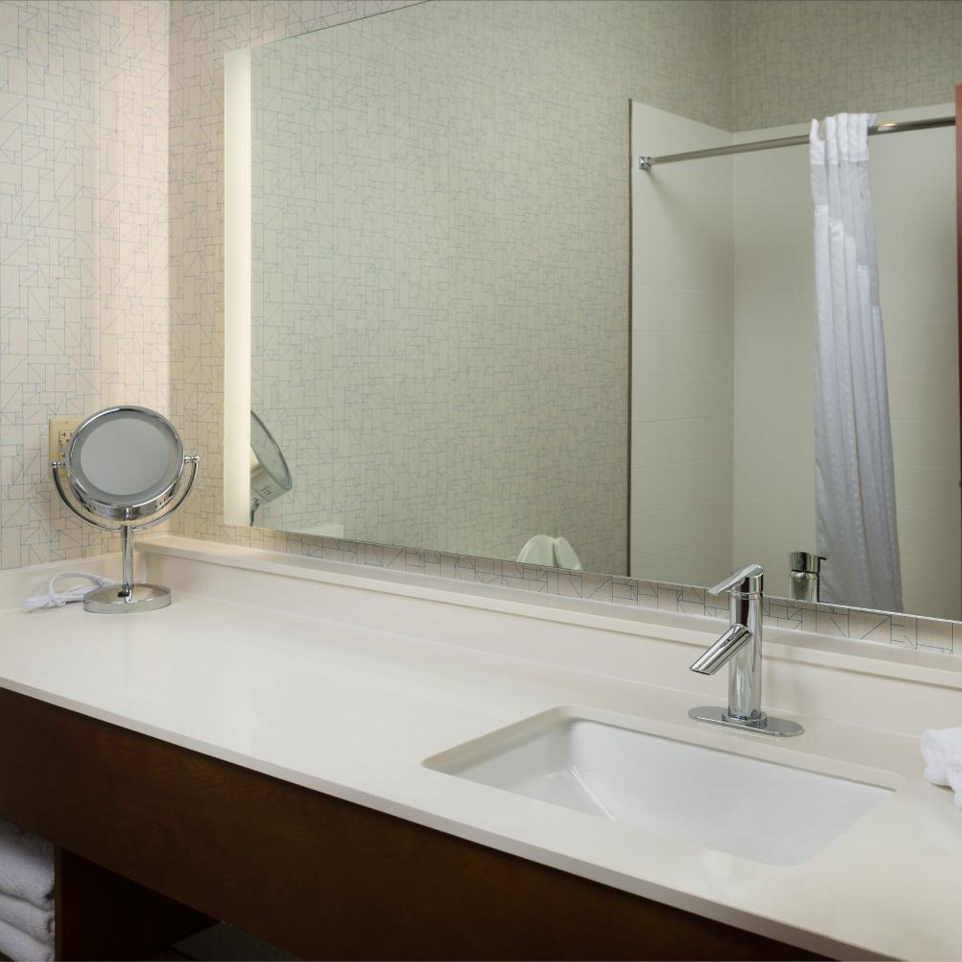 غرفة قياسية بسرير كوين مع أريكة، Holiday Inn Express Hotel And Suites Independence Kansas City 4/5