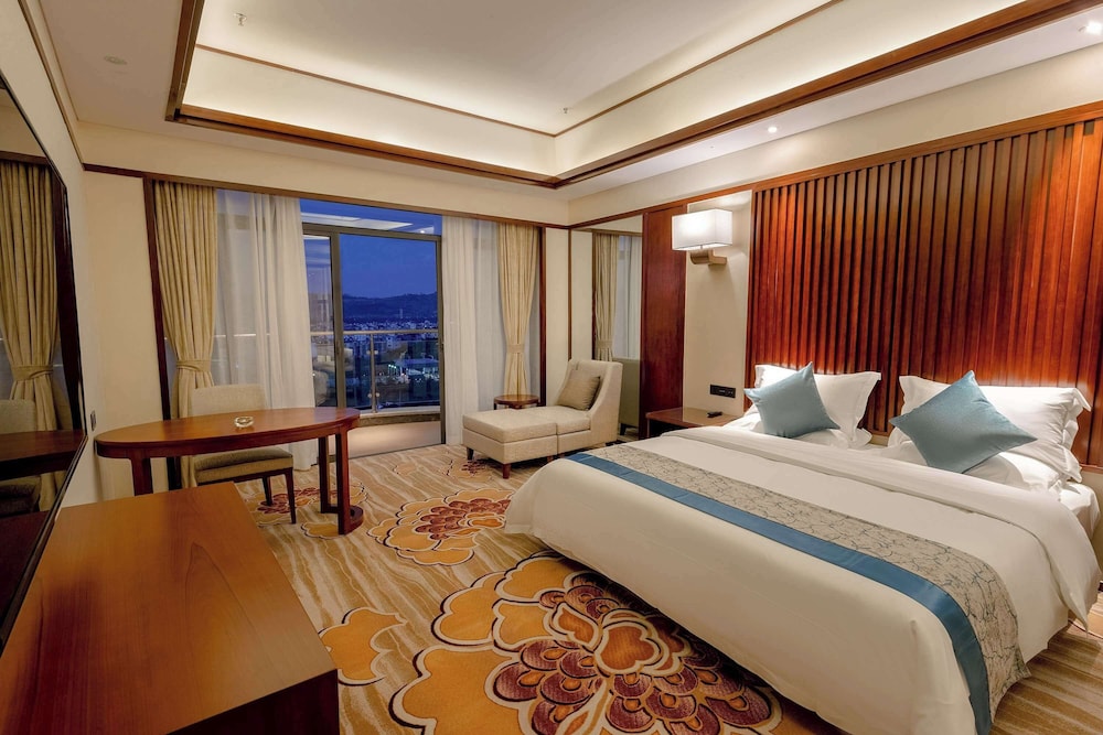 DELUXE, SUITE, KING BED