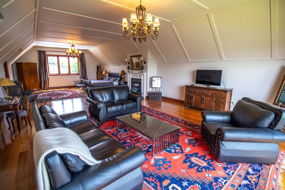 LAKE KARAPIRO LODGE 18/50