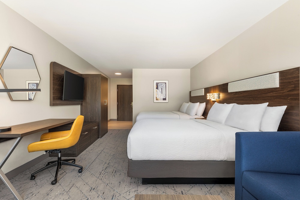 جناح بسريرين كوين بحوض استحمام لذوي الإعاقة، Holiday Inn Express & Suites Rhinelander, an IHG Hotel 3/7