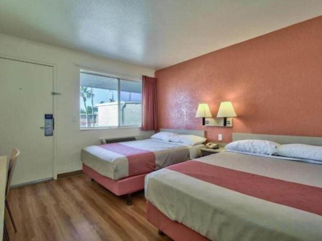 2 Full Beds - Micfridge, Smoking