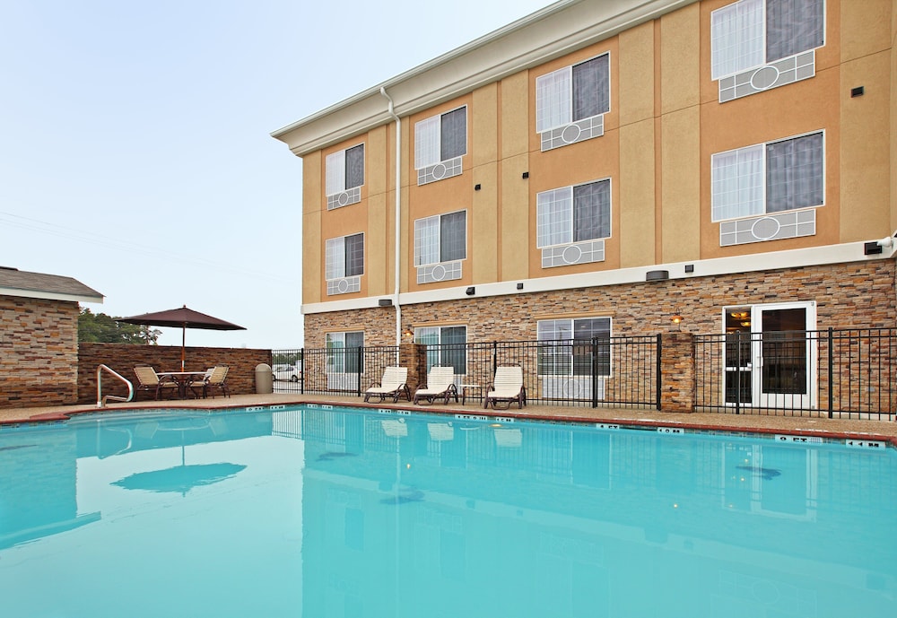Holiday Inn Express Hotel And Suites Carthage 3/79