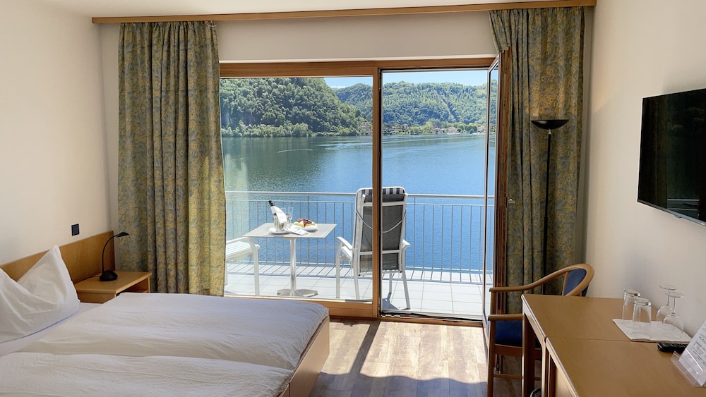 TRESA BAY HOTEL 4/32