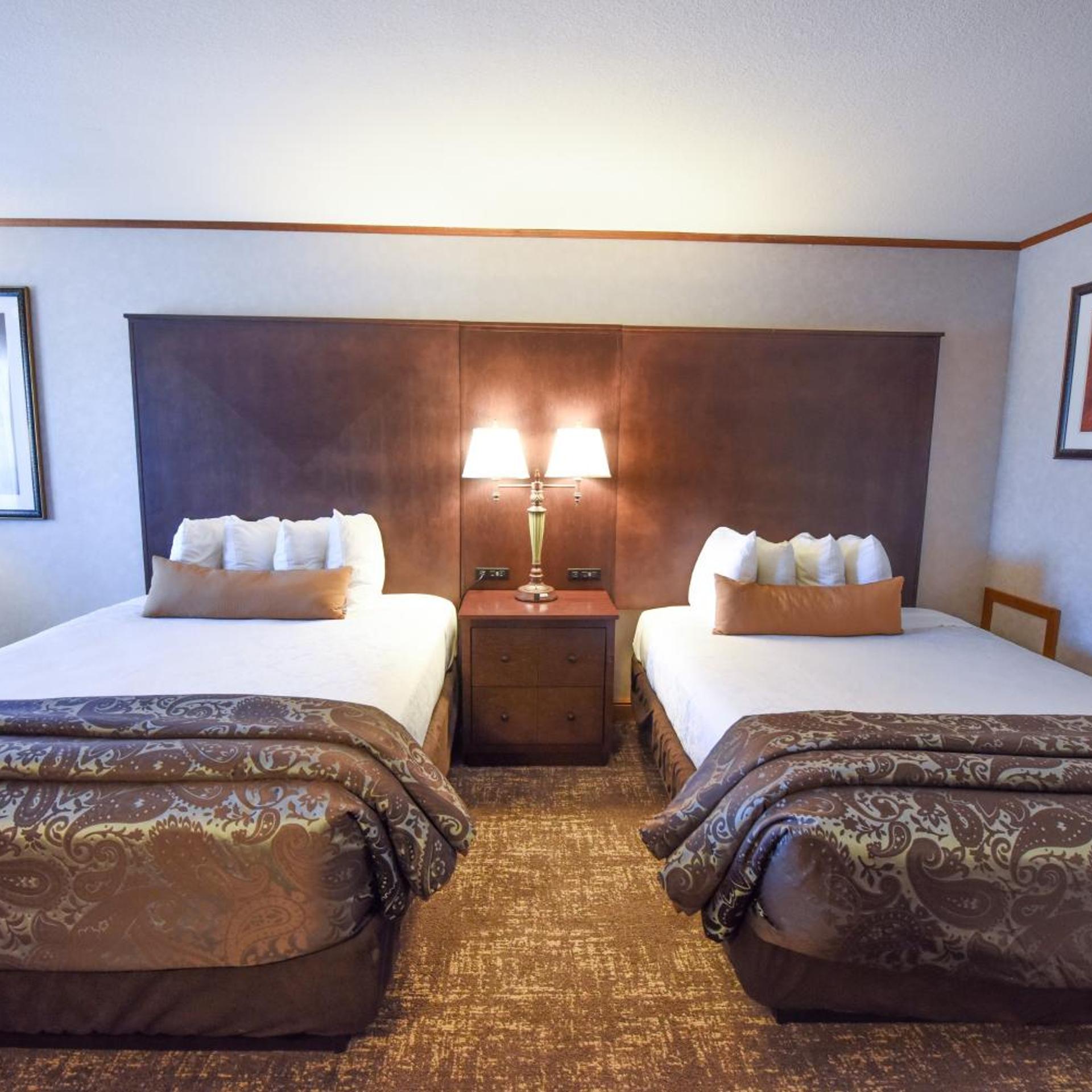 Room, 2 Queen Beds, Pool Side, Bathtub, Accessible