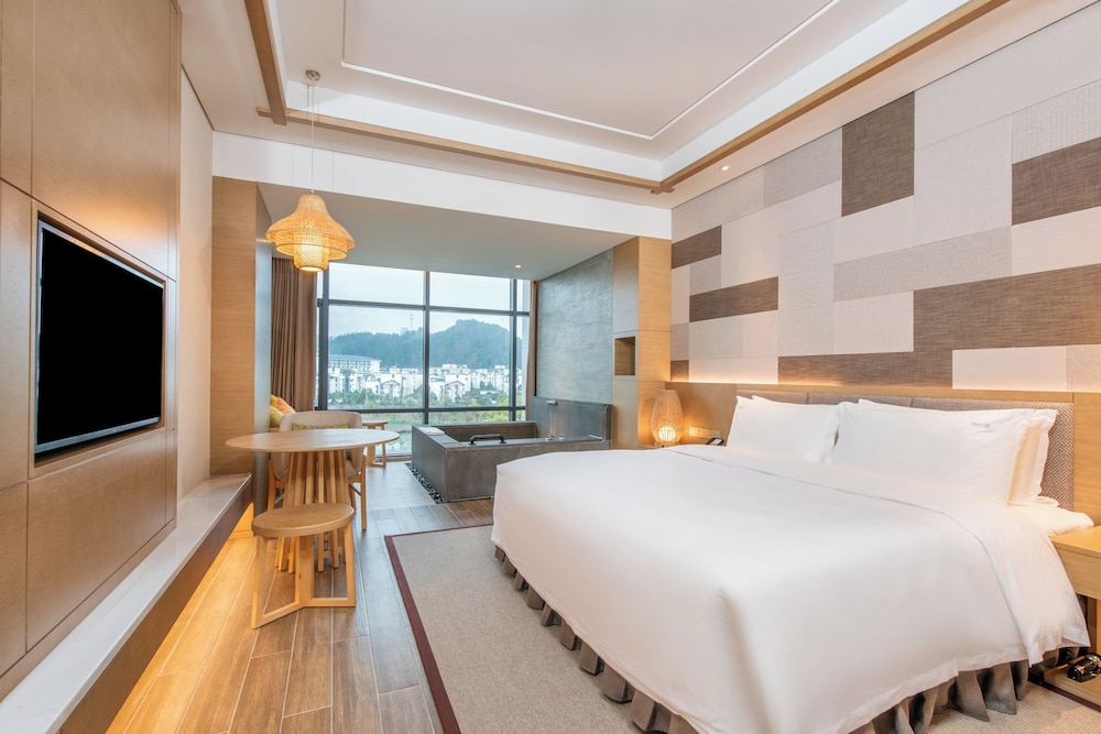 Premium, King Bed, Private Hot Spring Bath, Holiday Inn Resort Yichun Mingyue Mountain 3/5